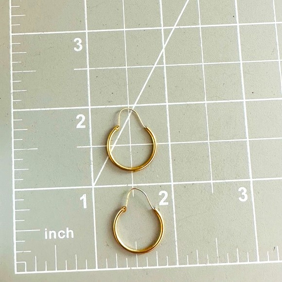 Vintage 14 KT Gold Hoop Dainty Earrings - Picture 10 of 11